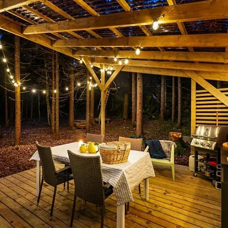 Farm stay Hanging Treehouse *