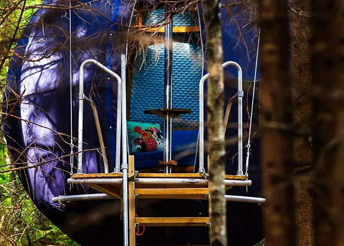 Hanging Treehouse * Skjelfoss