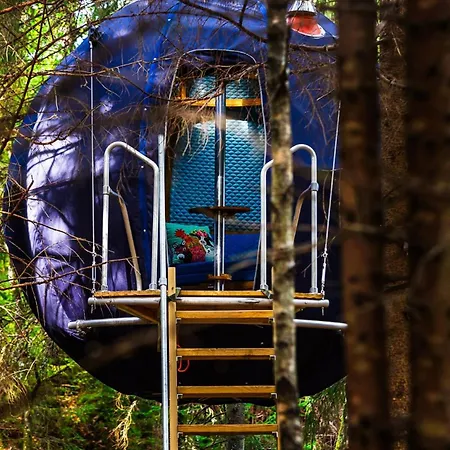 Hanging Treehouse * Skjelfoss